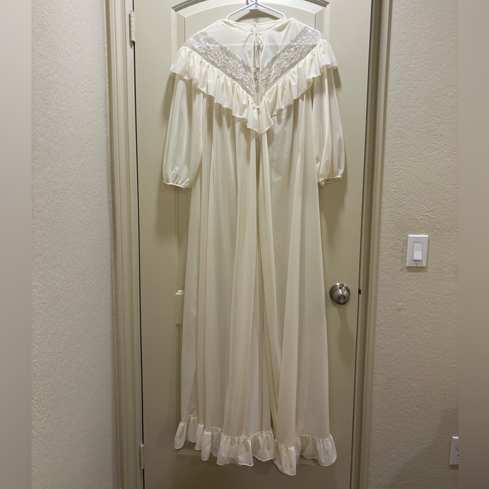 Kickernick size 34/Small sheer white lace quarter sleeve floor length nightgown